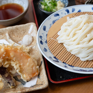 Tempura is freshly fried and crispy♪ A hearty "Tenzaru Udon"