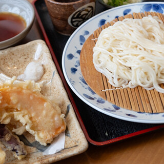 The thin yet smooth and chewy "Hosoten Zaru Udon" is also a must-try!