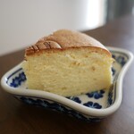 焼きたてチーズケーキのお店 アミーゴ - チーズケーキカット