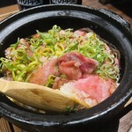 鶴屋はなれ - 和牛月見の土鍋ご飯 黄身がからんで最高です
