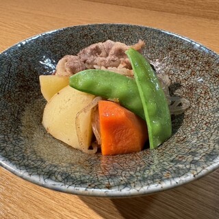 肉じゃかや和牛ステーキなど、厳選食材を使う一品料理も種類豊富