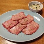 和牛 肉小僧 - 特上生タン塩（味付けうまネギ+150円）1870円