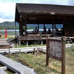 東電小屋 - 実はここ2015/9/21 発電機が火元とみられ、全焼してしまいました。僕が指を指しているのは赤↓の炭化した木の所です