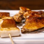 比内地鶏本格焼酎 海舟 - 2024.5 比内地鶏 もも（390円）、比内地鶏 手羽（430円）