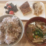 トーコーキッチン - 朝ご飯 キッシュ 副菜二品、豚汁、ご飯 100円