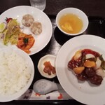 Chuuka chuubou kisshou - 酢豚、焼売、イカのコチュジャン和え、サラダ、ザーサイ、スープ、ごはん