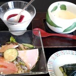 Hatsuyoshi - 野菜サラダ、お新香、茶碗蒸し、美味しいチーズムース‥