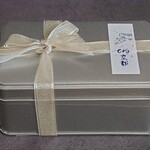 クレーム フレーズ ジェノワーズ - 黒ゴマ米粉サブレ ラッピング外観。「cfg京都」のシールが貼ってあるように、京都店限定の商品である。