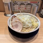 ラーメン 豚山 北千住東口店 - 小ラーメン900円に野菜少なめショウガ