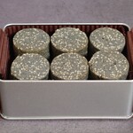 クレーム フレーズ ジェノワーズ - 黒ゴマが生地にたっぷりと使われており、濃厚な黒ゴマの味わいと鼻から抜ける香りを愉しめる。サクホロの食感も良い。