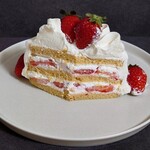 クレーム フレーズ ジェノワーズ - 上から「生クリーム＆苺→スポンジ」が3回繰り返される姿は「クレーム フレーズ ジェノワーズ」そのもの。