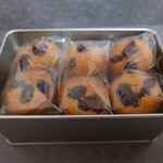 クレーム フレーズ ジェノワーズ - ミニレーズンフィナンシェは1個のサイズが直径3cmほどで、500円玉よりも一回り大きいくらい。一つの小袋に2個ずつ入っている。