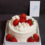 クレーム フレーズ ジェノワーズ - 生クリームはどこまでも白く、ヘタの付け根まで赤に染まる苺はどこまでも赤い。生クリームを味わい「天使の生クリーム」というフレーズが頭に浮かんだ。