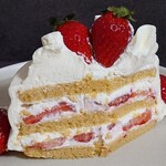 クレーム フレーズ ジェノワーズ - スポンジの薄い茶色はきび砂糖によるもの。クリームの味わいを引き立てるため、スポンジには柔らかな甘さのきび砂糖を用いたのかもしれない。