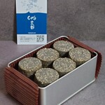 クレーム フレーズ ジェノワーズ - 黒ゴマ米粉サブレ (2160円)