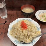 おでん 七福食堂 - サラダと味噌汁が付きます　水コップが大きい