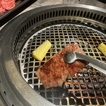 近江うし焼肉 にくTATSU - カルビは焼き目がしっかり