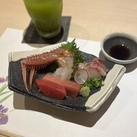 かに祥 - 『刺身の盛り合わせ(毛ガニ、まぐろ赤身、中トロ、いさき)』