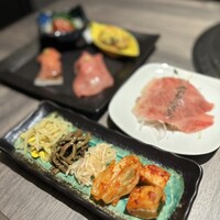 近江うし焼肉 にくTATSU 日本橋室町店 - キムチとナムルの5種盛合わせ