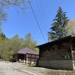 東電小屋 - 一ノ瀬休憩所に到着。戸倉第1駐車場は満杯で第2駐車場に停めたくらいだら鳩待峠経由は観光客で一杯のハズだが