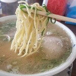 ふくちゃんラーメン - 中細の麺、スープとよく合います。替え玉必須