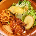 割烹かすべ - 桶（サラダ・バナナ・玉子焼・パスタ⁇・しんじょう？）