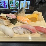 Umegaoka Sushi No Midori Souhonten - 真ん中奥の鯖寿司は、お詫びのサービス品なので通常は含まれないが、これで550円とは！！！