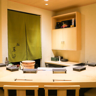 一本の銀杏の木が紡ぐ上品な空間で、美酒美食に耽る