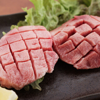 九州県内産の黒毛和牛を使用した自慢の焼肉。必食の厚切りタンも