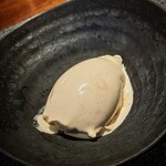 蒼 - 比内地鶏卵 と 花の香酒造赤酒のアイスクリーム。シルキーな口どけの、冷たすぎないアイスクリーム。