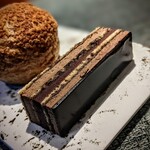 蒼 - 5/18、アシェットデセールの「蒼菓」さんをオープン。いつものカヌレとシュークリームの他、蒼菓さんのオペラを頂きました。なんと、美味しくてチョコレート苦手な私がペロリ♡