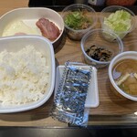 すき家 - 牛小鉢ベーコンエッグ朝定食