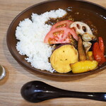 パウえる 808神田店 - 8種の野菜とお肉のスパイスカレーと青汁ショット