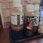 Yakiniku Suehirokan - 卓上のタレは色々あるのがいい