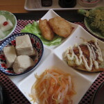 お食事処 さん屋 - 高野豆腐煮・鶏の唐揚げ・チヂミ・人参ともやしの酢の物・漬物・サービスのタラの芽の天ぷら