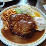 喫茶ロード - 料理写真:ハンバーグにはナポリタンと目玉焼きと野菜にオレンジが添えられてマス