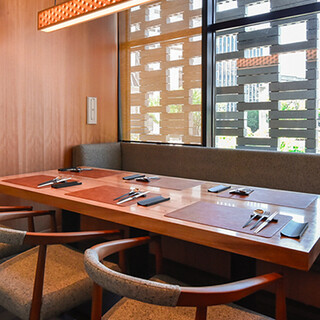 個室のご予約はお電話でのみ承ります。
                                          ランチ¥3,300
                                          ディナー¥5,500