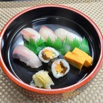 Taku Hai Sushi Umiiro - 活〆盛り1人前4貫+巻1,184円(税込)
