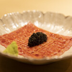 Nikuka Iseki Rinzen - サーロインの甘味とキャビアの塩味を合わせたトロけるユッケ