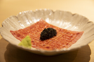 Nikuka Iseki Rinzen - サーロインの甘味とキャビアの塩味を合わせたトロけるユッケ