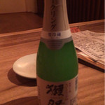 炭焼創彩鳥家 人見 - 獺祭シャンパン瓶（１８００円）。