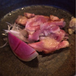 炭焼創彩鳥家 人見 - 京地鶏のもも肉タタキ。こちらはしょうがとポン酢で。