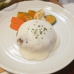 キッチン ブルー グローブ - 牛挽肉100%ハンバーグのアップ