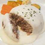 キッチン ブルー グローブ - 少し固めのハンバーグをカット