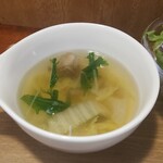 キッチン ブルー グローブ - 白菜スープのアップ
