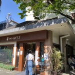 WEST AOYAMA GARDEN - 入口も可愛い  右側はテラス側の待合席  小さいけど庭がとっても いきいきとしていて 豊か