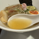 酒肴場 屯 - 屯のニボコンは、がごめ昆布水に煮干し出汁を合わせ、やや強めの塩のカエシに柚子胡椒がアクセント