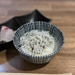 酒肴場 屯 - ご飯には釜揚げしらす