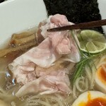 酒肴場 屯 - 薄切りのレアチャーはしっとり美味