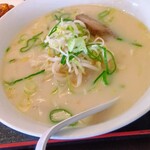 Shisen En - たっぷりスープにもやし、葱、チャーシュー〜♪